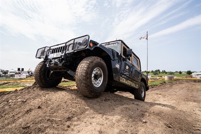 Vairuok agresyvųjį HUMMER H1 bekelėje