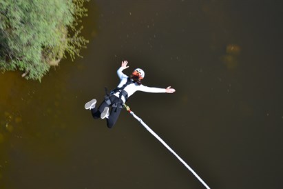 Šuolis su virve nuo Baltosios rožės tilto