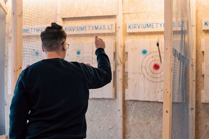 30 min. kirvių mėtymas