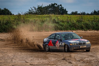 Sportinio BMW vairavimas ant žvyro!