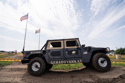Vairuok agresyvųjį HUMMER H1 bekelėje