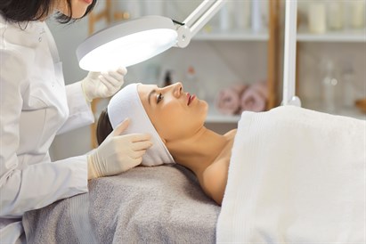 Pigmentaciją mažinanti veido procedūra HIKARI