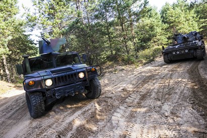Vairuok karinį visureigį M1123