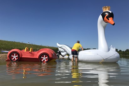 Plaukimas Kupiškio mariose milžiniška gulbe