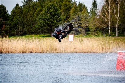 Vandens pramogos vandenlenčių parke WAKE INN