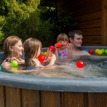 Romantiška nakvynė rąstų namelyje su kubilu