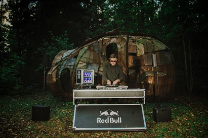 Mergvakaris arba bernvakaris DJ studijoje