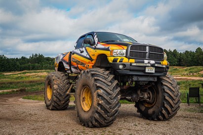 Bernvakaris / mergvakaris su MONSTER TRUCK
