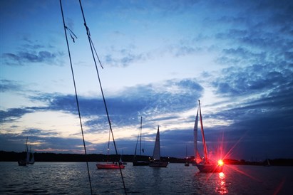 Naktinis plaukimas jachta „Freedom“