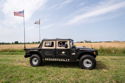 Vairuok agresyvųjį HUMMER H1 bekelėje