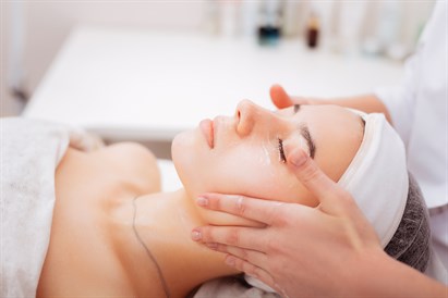 Stangrinamoji radijo dažnių procedūra veidui