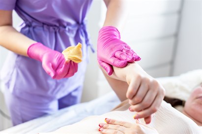 Plaukelių šalinimas cukraus pasta