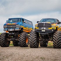„Monster Truck“ vs „Monster Bus“ – išbandyk abu!