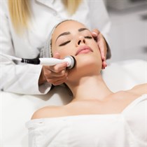 Veido odą stangrinanti radijo dažnio procedūra