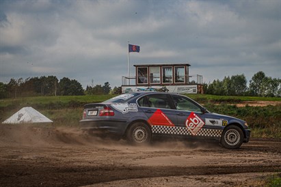 Sportinio BMW vairavimas ant žvyro!