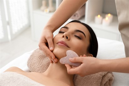 Stangrinamasis veido masažas su GUA SHA