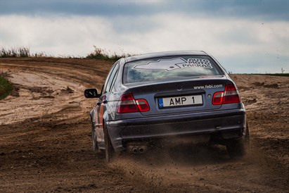 Sportinio BMW vairavimas ant žvyro!