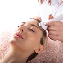 Veido valymas ir drėkinimas „HydraFacial“