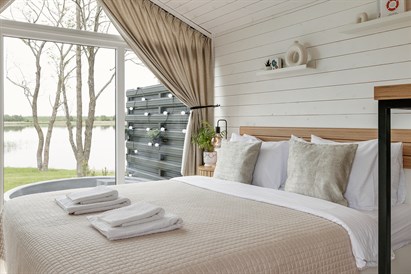 2 nakvynės namelyje su sūkurine vonia + sauna 