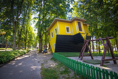 Apsilankymas apverstame name Druskininkuose