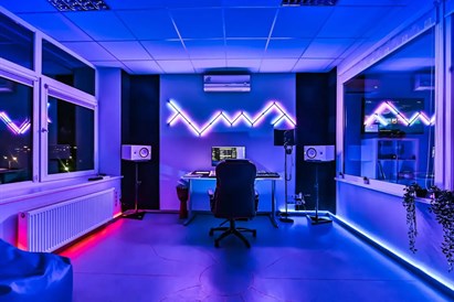 Mergvakaris arba bernvakaris DJ studijoje