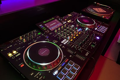 Mergvakaris arba bernvakaris DJ studijoje