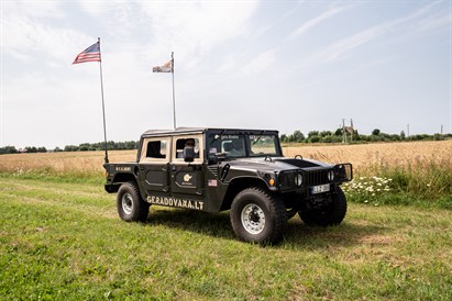 Vairuok agresyvųjį HUMMER H1 bekelėje