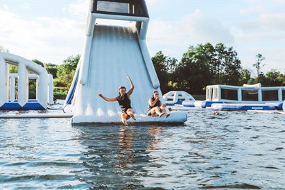 Pašėlusios pramogos vandens batutų parke