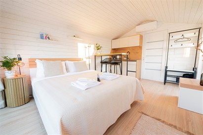 Nakvynė namelyje su sūkurine vonia