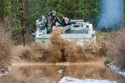 Vairuok karinį šarvuotį FV432