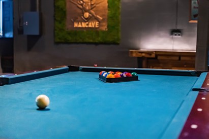 Pramogaukite modernioje šaudykloje MANCAVE