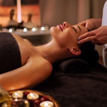 Aromaterapinis masažas su eteriniu aliejumi 