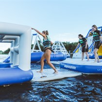 Pašėlusios pramogos vandens batutų parke