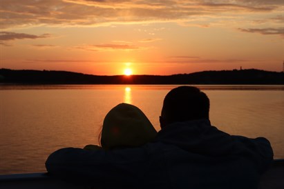 Saulėlydis plaukiant laivu Kuršių mariose