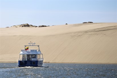 Plaukimas laivu Kuršių mariose iš Nidos