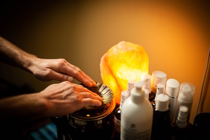 Atpalaiduojamasis kūno masažas + veido masažas