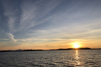 Saulės palydėjimas plaukiant jachta