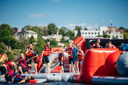 Pašėlusios pramogos vandens batutų parke