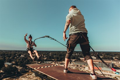 Solo šuolis su virve nuo Slokos bokšto