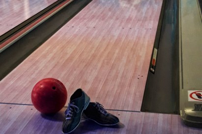 Žaiskite boulingą „Neo Kaune“