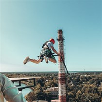 Solo šuolis su virve nuo Slokos bokšto