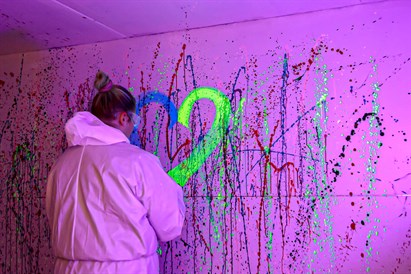 Emocijų ištaškymas spalvų kambaryje