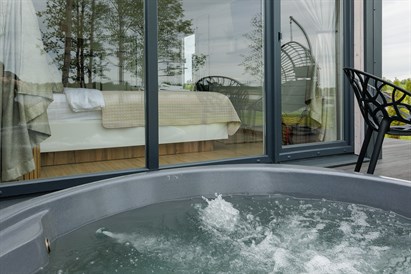 Nakvynė namelyje su sūkurine vonia