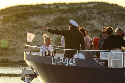 Saulėlydis plaukiant laivu Kuršių mariose