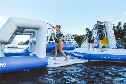 Pašėlusios pramogos vandens batutų parke