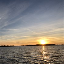 Saulės palydėjimas plaukiant jachta