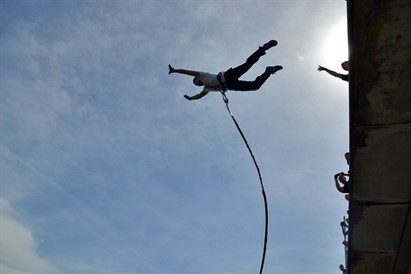Šuolis su virve nuo Baltosios rožės tilto