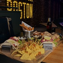 Pramogos suaugusiesiems: boulingas + užkandžiai