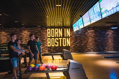 Boulingo žaidimas grupei sporto bare „OʼLearys“