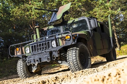 Vairuok karinį visureigį M1123